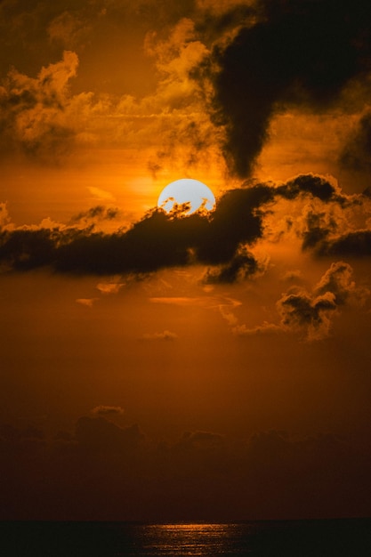 Een prachtige zonsondergang met wolken tussen de zon.