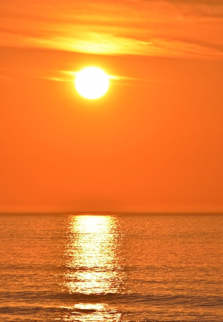 een prachtige zonsondergang op het strand van Blauberg in Kaapstad