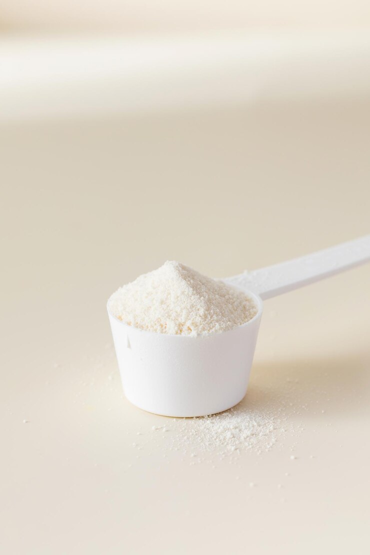 Een primeur met gehydrolyseerd collageenpoeder op een beige achtergrond Het concept van voedseladditieven gezond Kopieer de ruimte