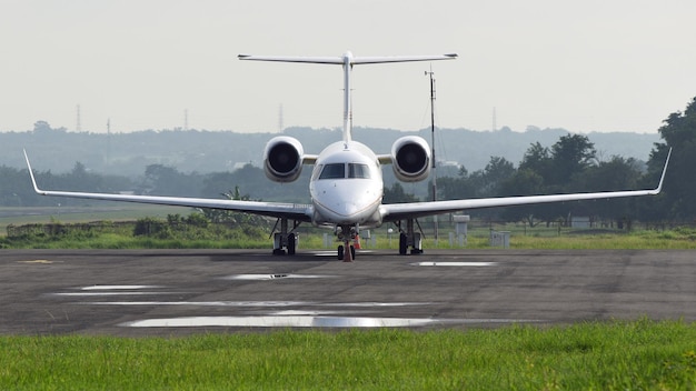 Een privéjet geparkeerd op het platform