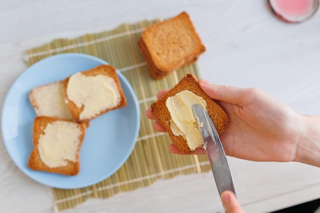 Een productshot van boter die op een stuk brood wordt gesmeerd