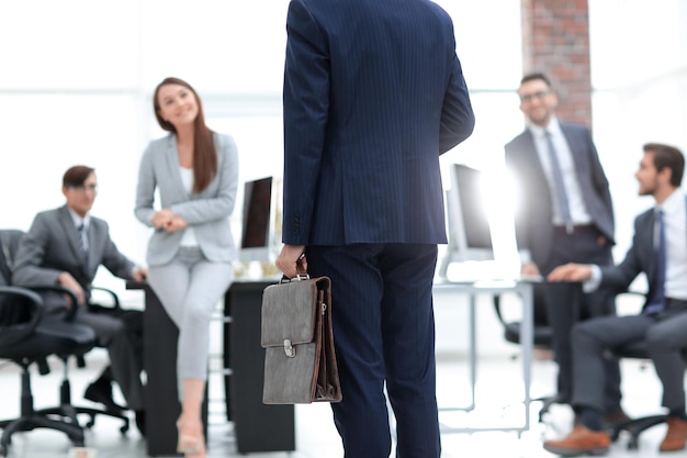 Een professional die een publiek toespreekt tijdens een zakelijke bijeenkomst of conferentie