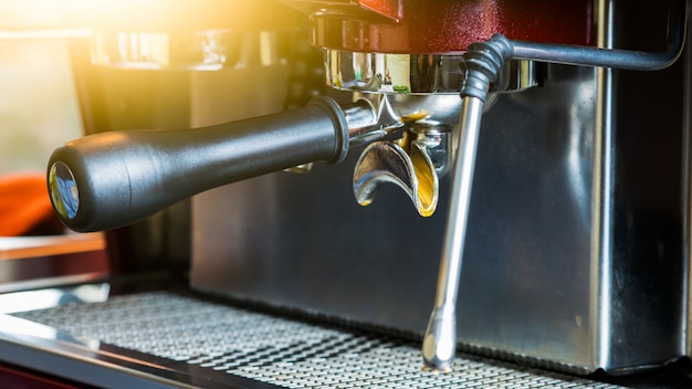 Foto een professionele barista gebruik een koffiemachine om koffie te breten