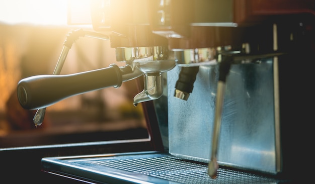 Een professionele barista gebruik een koffiemachine om koffie te breten