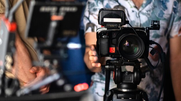 Een professionele camera op een statief