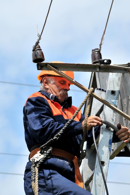 Een professionele meester-elektricien installeert de elektrische kabel