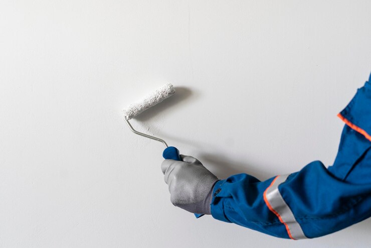 Foto een professionele schilder die zijn werk doet met een verfroller