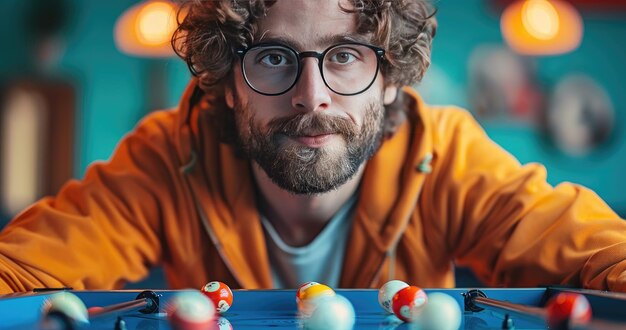 Een professionele tafelvoetbalspeler in casual kleding die deelneemt aan een toernooi met een fotorealistische vaste kleur achtergrond