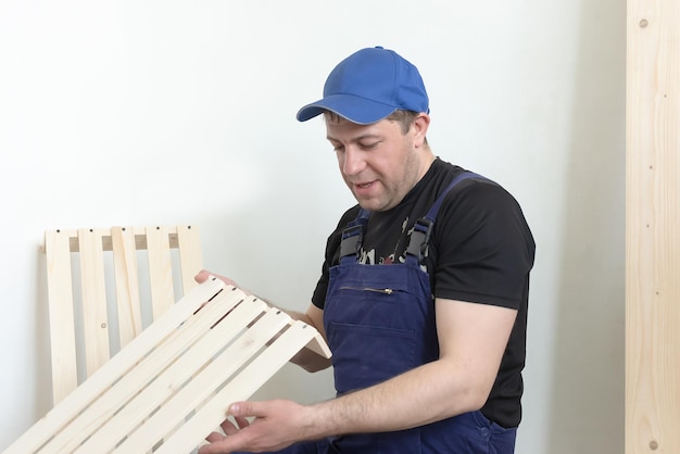 Een professionele timmerman Productie van producten gemaakt van houten planken Meubels