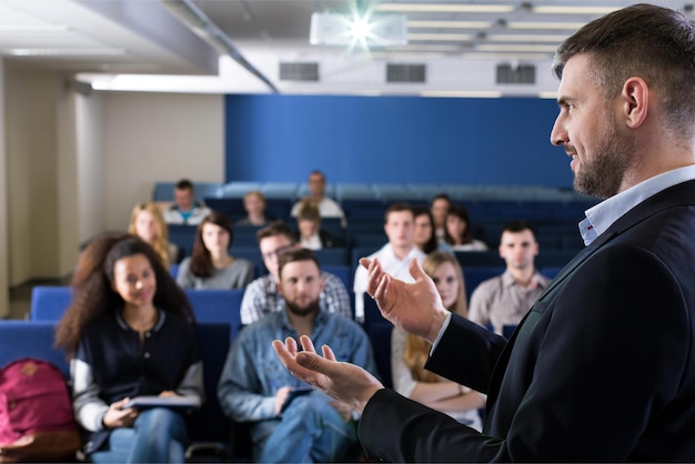 Een professor geeft een lezing in een collegezaal