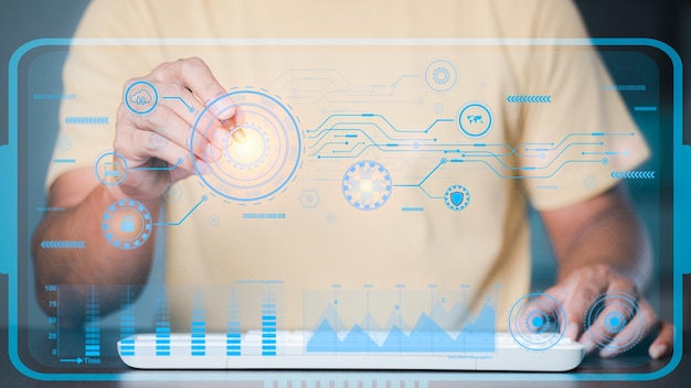Een programmeur gebruikt een virtueel hologramdisplay om gegevens te manipuleren met netwerksoftware technolo