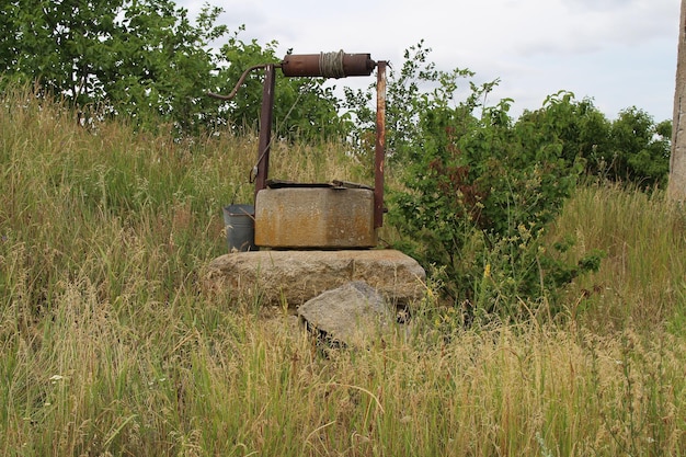 Een put in een veld