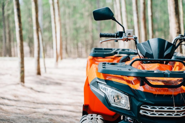 Een quadbike-wedstrijd in het herfstveld met de opkomende zon en de wielen die modder en vuil op schoppen close-up Extreme recreatieactiviteit concept