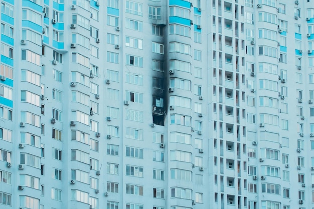 Een raam van een condominium na de brand in een appartement Botsing Cataclysm Slachtoffer Ongeluk Crash Doven Vernietigen na brand Binnenstad Brandweerman Smoky Sorrow Incident