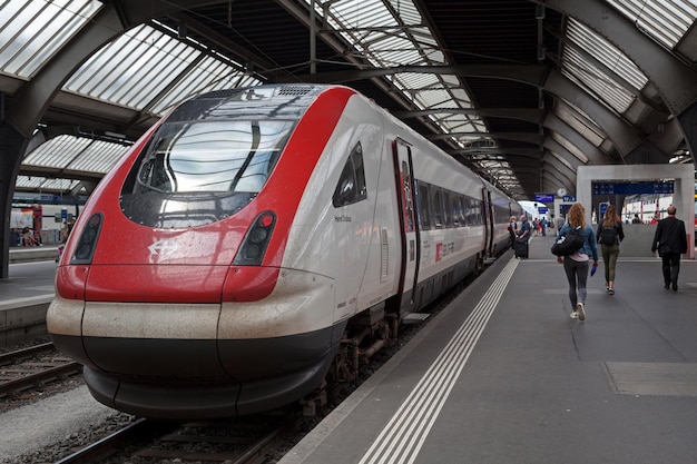 Een RABDe 500-trein in het treinstation Zurich HB