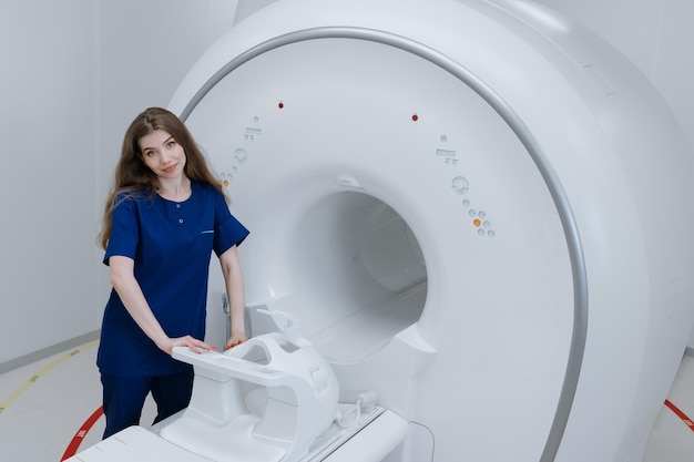 Een radioloog-dokter in een blauw pak zet een dure mri-machine op vóór het onderzoek