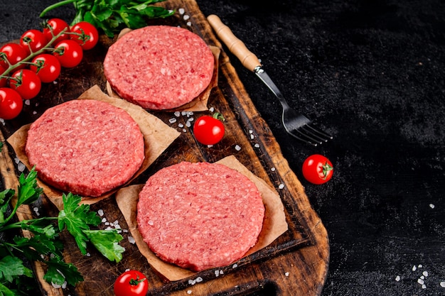 Een rauwe burger op een tomatensnijplank