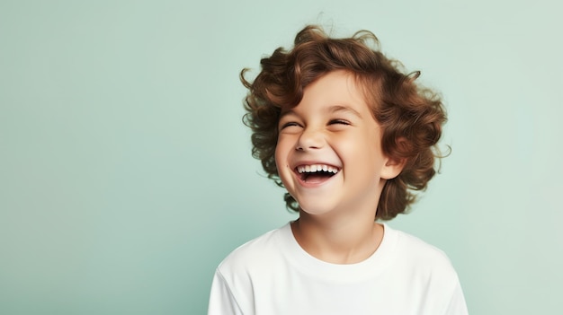 een realistische foto van een schattige lachende jongen geïsoleerd op de minimalistische pastelkleurige achtergrond 4k ar