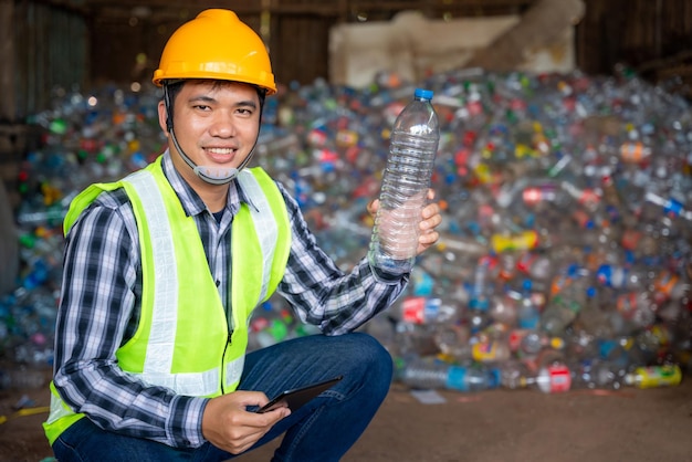 Een recycling-analistenshow bij plastic fles van afvalrecycling Om door te gaan naar het volgende proces in de recyclingfabriek