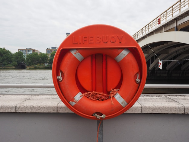 Een reddingsboei voor de veiligheid van passagiers op zee