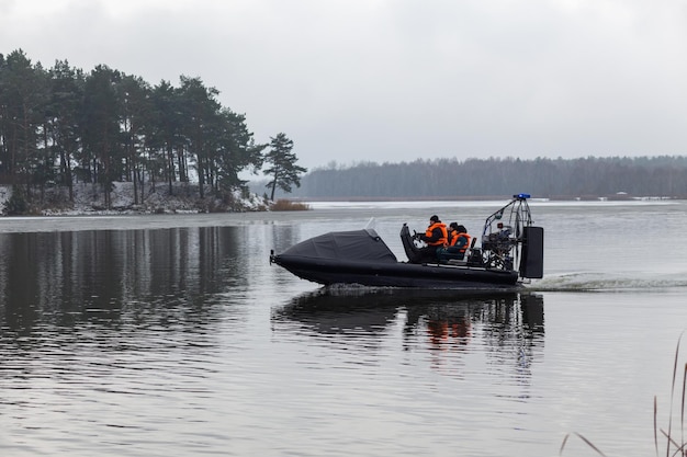 Een reddingsteam vaart op een hovercraft om vissers op het ijs te redden