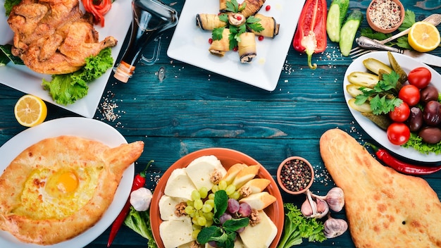 Een reeks gerechten Georgische keuken Op een blauwe houten achtergrond Vrije ruimte voor tekst Bovenaanzicht