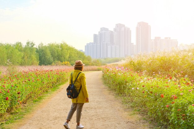 Een reiziger die in het bloemenpark naar het gebouw in seoul korea loopt