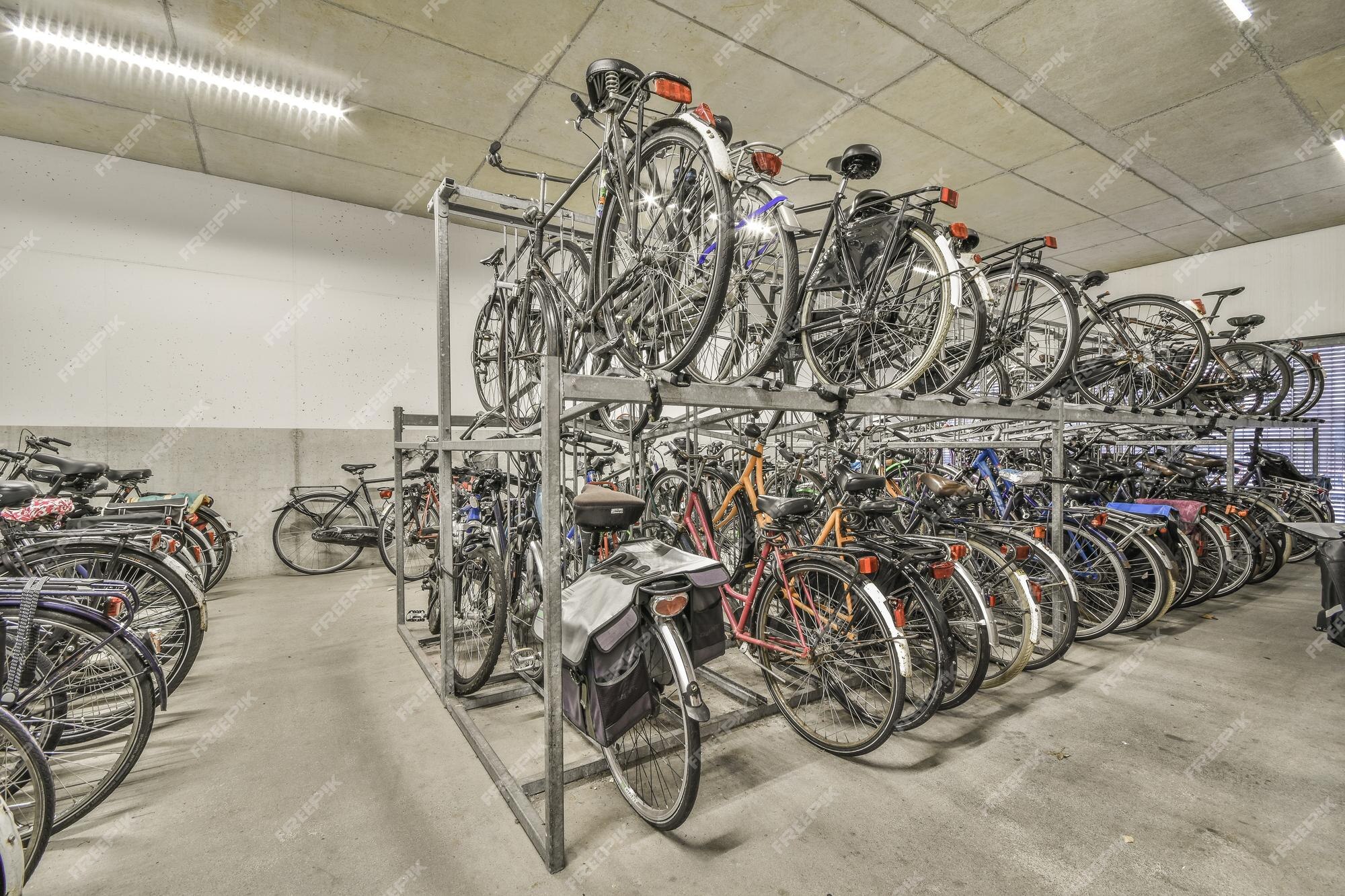 toevoegen Voorschrijven bekennen Een rek vol fietsen in een parkeergarage | Premium Foto