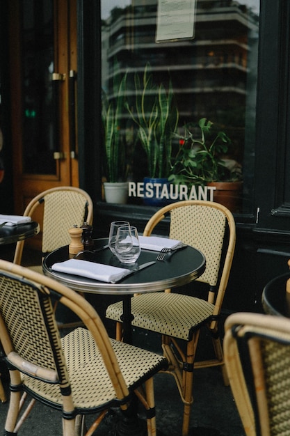 Foto een restaurant met een bordje waarop 