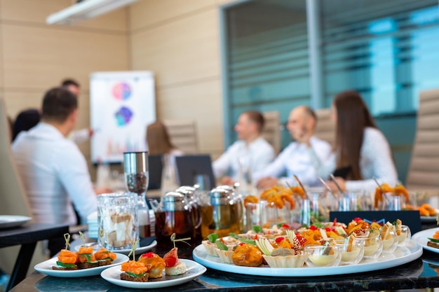 Een restaurantkelner serveert een extern banket in het kantoorxA