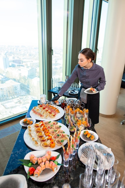 Foto een restaurantkelner serveert een extern banket in het kantoorxa