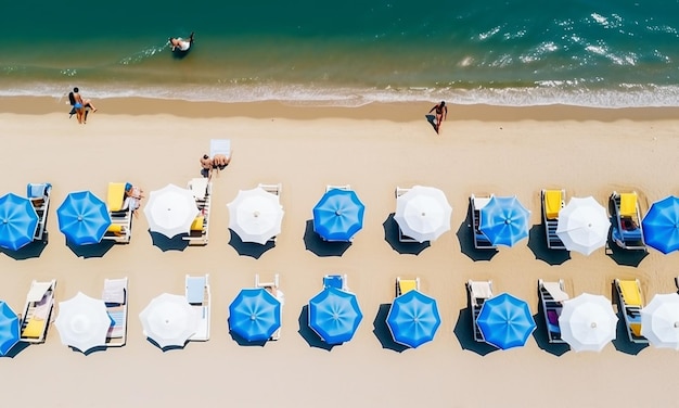 Een rij blauwe parasols op een strand met mensen die in het water zwemmen.