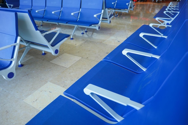 Een rij blauwe stoelen in een wachtruimte met de letter a op de zijkant.