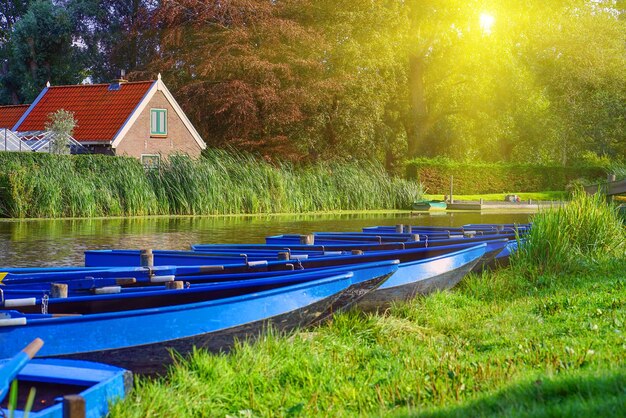 Een rij boten bij de rivier in de ochtend