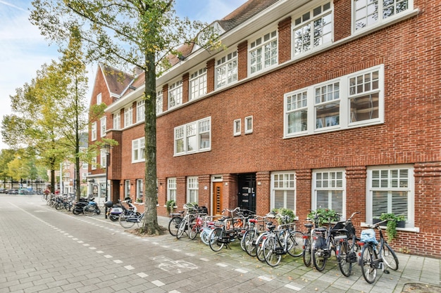 Een rij fietsen geparkeerd voor een gebouw