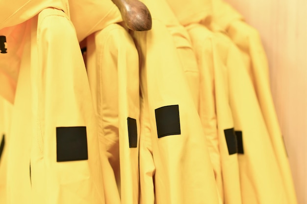 Foto een rij gele jassen op een hanger in een winkel