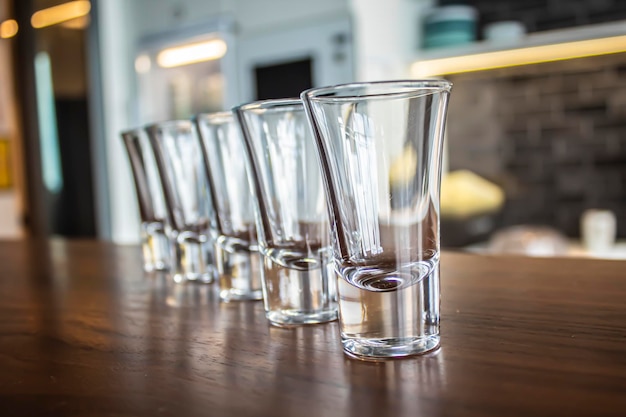 Foto een rij glazen voor traditionele wodka op tafel in een restaurantnachtleven