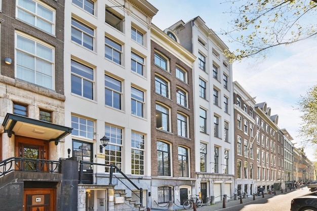 Een rij hoge gebouwen in een stadsstraat