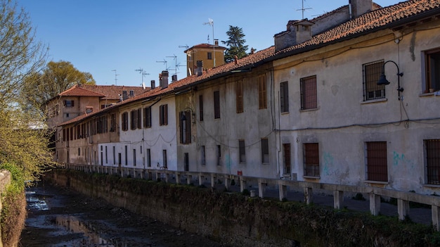 Een rij huizen langs een gracht in Verona