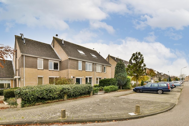 Een rij huizen met geparkeerde auto's in een straat