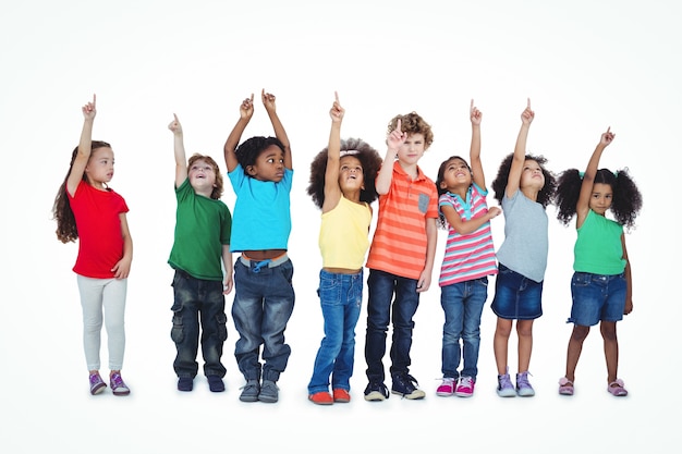 Foto een rij kinderen die bij elkaar staan