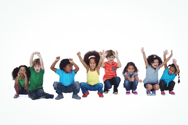 Een rij kinderen die samen naar beneden hurken