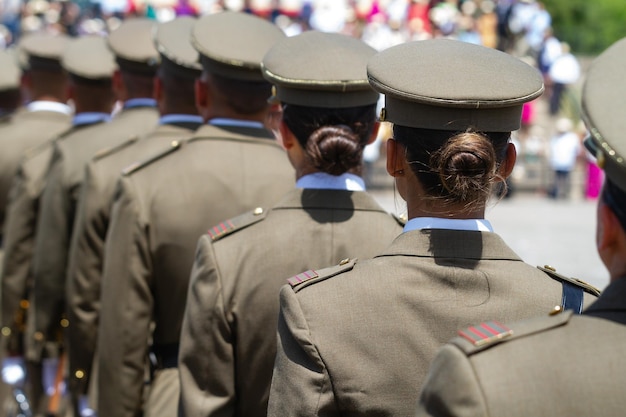 Een rij mensen in uniform met het woord lagrange op de voorkant