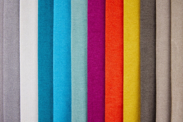 een rij regenboogkleurige strepen op een stuk stof