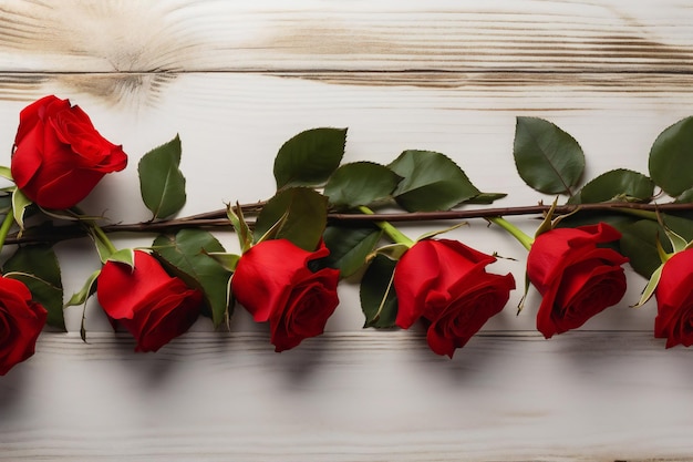 Een rij rode rozen op een houten tafel