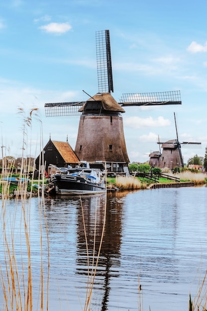 Een rij watermolens op de rivier Prachtig windmolenlandschap Windmolenzeilen bewegen door wind Ecologische energie