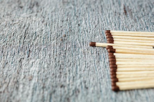 Een rij wedstrijden tegen een grijze achtergrond