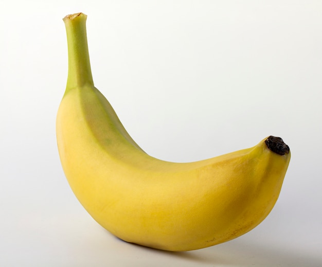 Een rijpe kleine banaan op een witte achtergrond