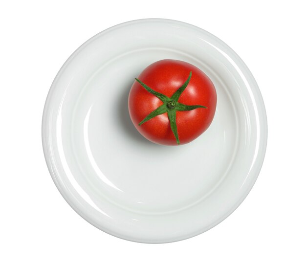 Een rijpe tomaten in plaat geïsoleerd op een witte achtergrond, bovenaanzicht