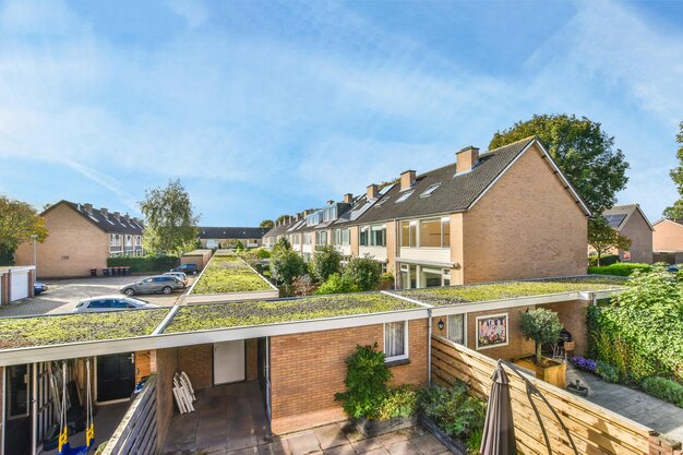 Een rijtje huizen met een groendak